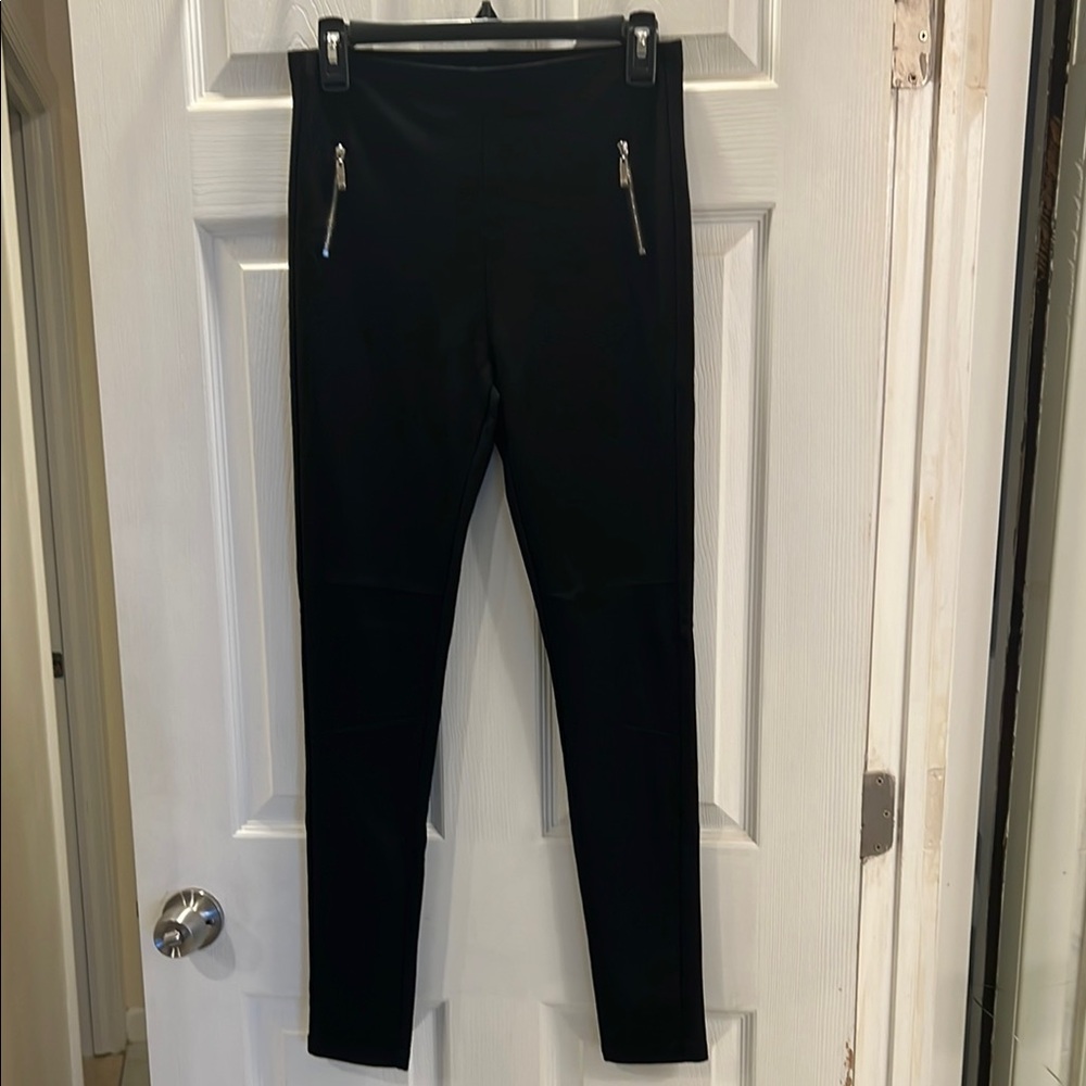 Black Leggings with Zipper Accents
